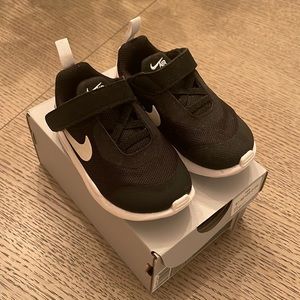 Nike Force 1.  Size 4.  Excellent condition.